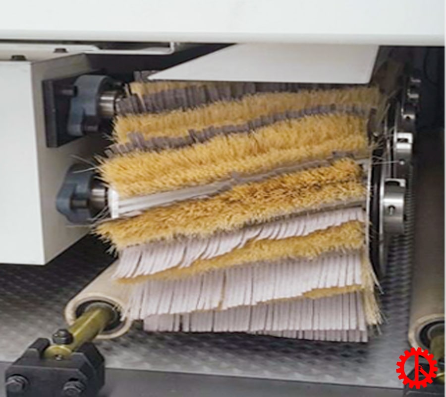 Horizontal sanding roller